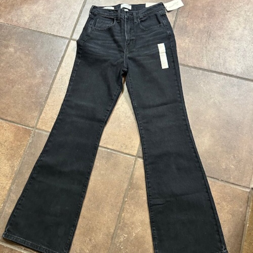 UNIVERSAL THREADS black high rise flare women's jeans 6R **New with Tags**